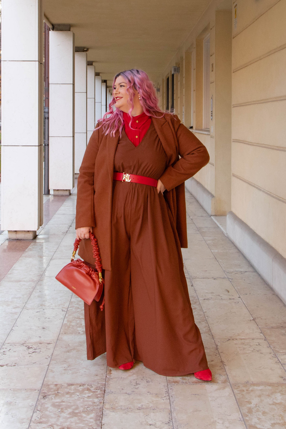 Outfit marrone e rosso curvy plus size (6)