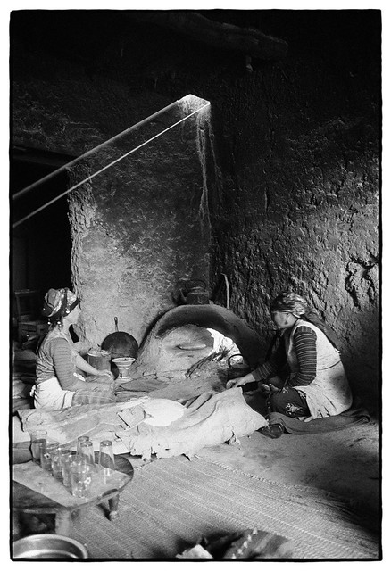 85218_24 Baking bread, High Atlas, Morocco, 1985