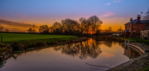 grand union canal kibworth top lock leicestershire landscape landschaft sky sunshine sunset sun water wet winter january reflection reflections house cottage towpath trees pylon clouds silhouette field farmland fujifilm fuji xt4 hdr