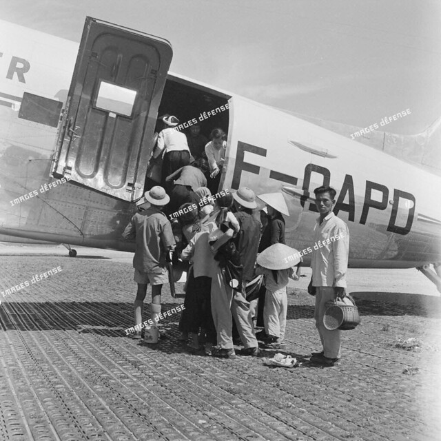 Di tản dân cư miền Bắc Việt Nam bằng đường không (11-8-1954)