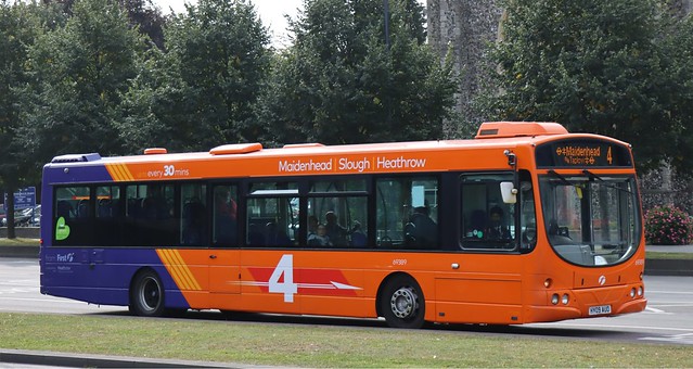 First Berkshire 69389 HY09AUO in Slough with a Maidenhead bound service.