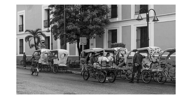 Bici-taxistas waiting for custom