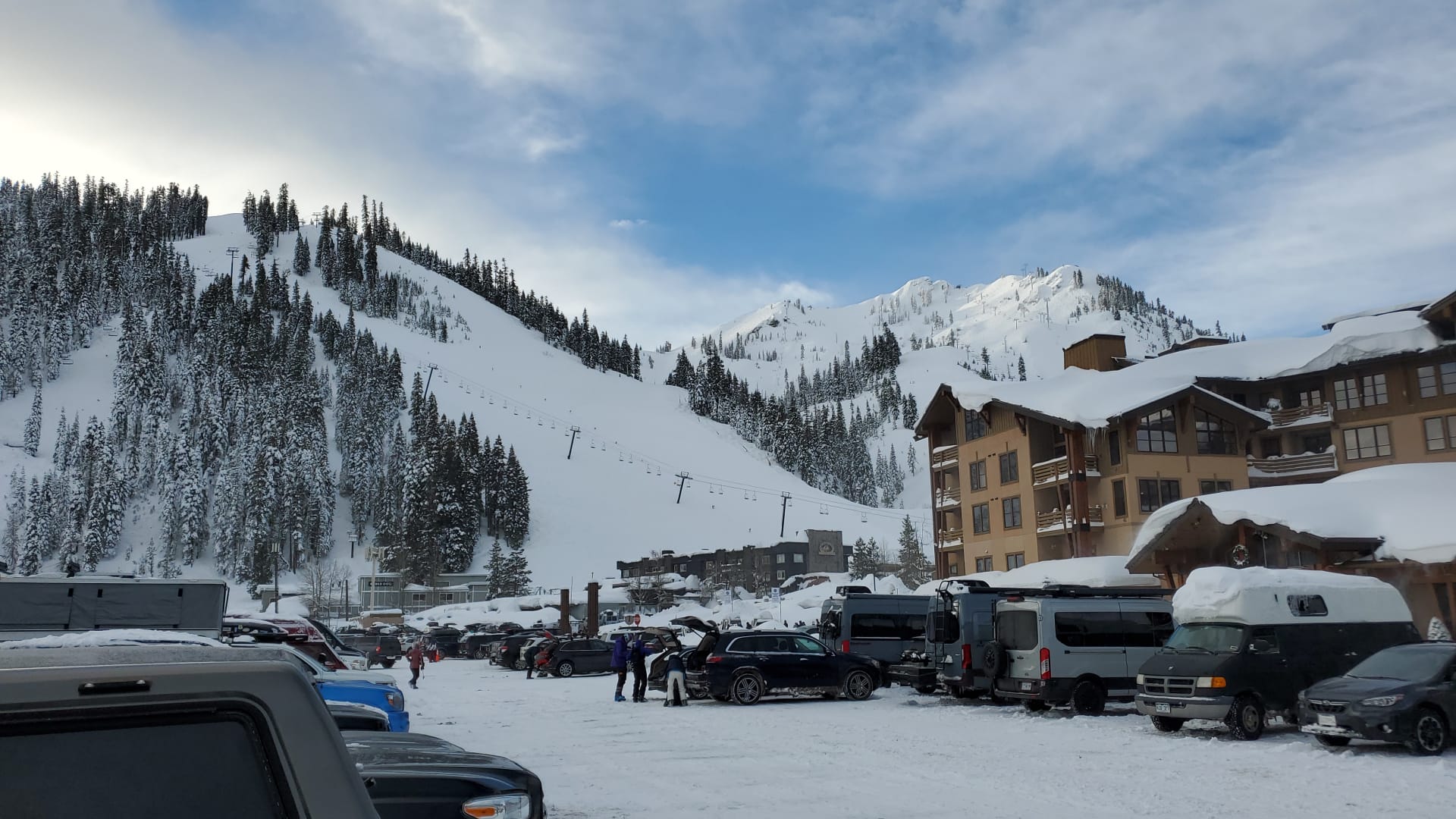 Estación de esquí con mucha nieve