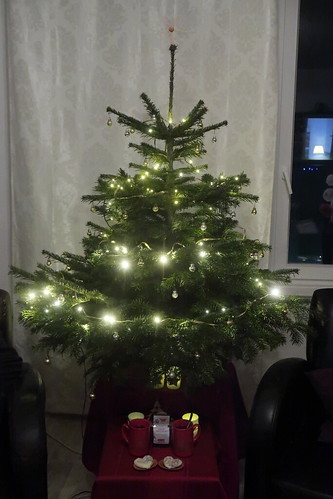 Weihnachtstee und weiße Schokoladenherzen unterm Weihnachtsbaum