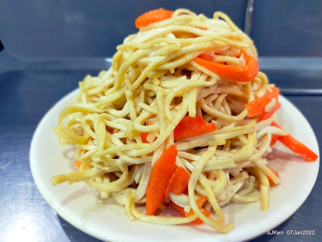 「石牌彈牙彈牙麵店 」(fried pork slices with eggs, noodleand fungi, noodle shop), Taipei, Taiwan, SJKen, Jan 7, 2022.