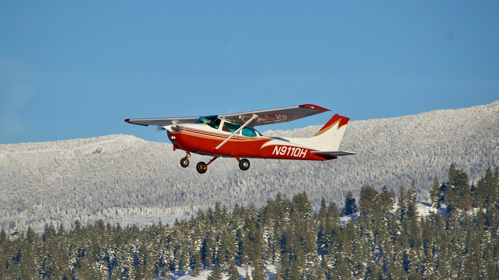 1975 Cessna 172M Skyhawk N9110H c/n 17265951 Truckee Tahoe airport California 2022.