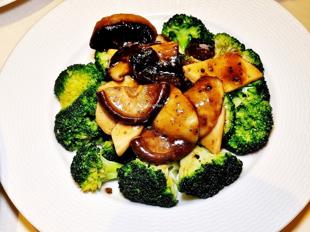 Sautéed Broccoli With Duo Mushrooms And Truffle