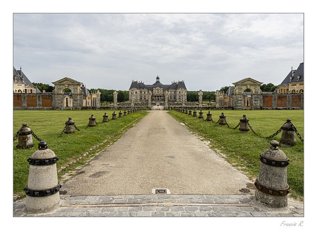 Devant la grille du Château de Vaux-le-Vicomte