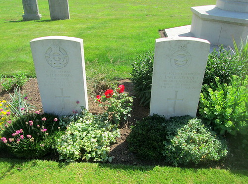 Leuchars, 2 War Graves