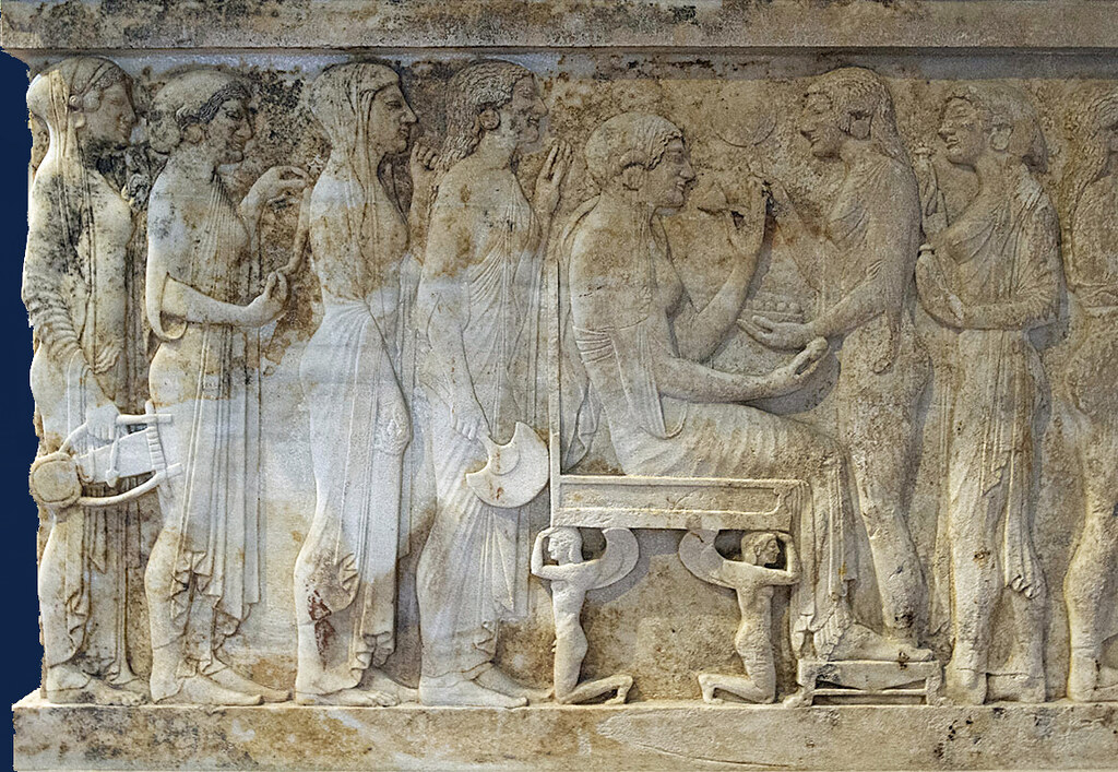 A14 Polyxena sarcophagus Side A - Aufwartung, Geschenke, Musik & Tanz, detail links 15c  [520-500 BCE] - Troy AM - DO, pbase