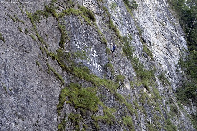 Kiipeilijä kallioseinämällä Kitzlochklammin reitin varrella