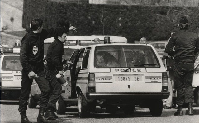 42 SAINT ETIENNE Opération coup de poing sécurité descente à Montchovet photographie publiée dans l'article Un coup de pied dans une fourmilière (1987, 16 avril). Archives municipales