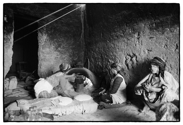 85218_23 Baking bread, High Atlas, Morocco, 1985