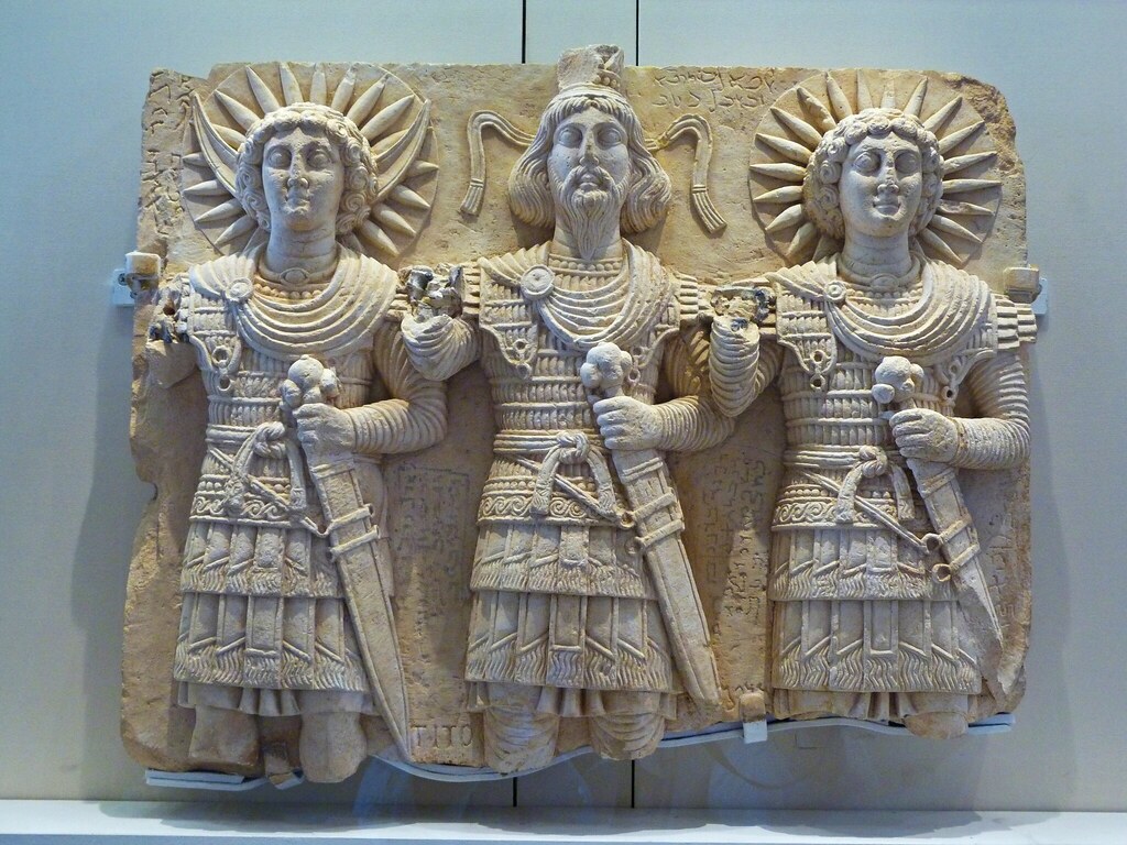 Tríada divina de Palmira: dios lunar Aglibol, dios supremo Ba'alshamin y dios solar Malakbel. Museo del Louvre, París 🇫🇷