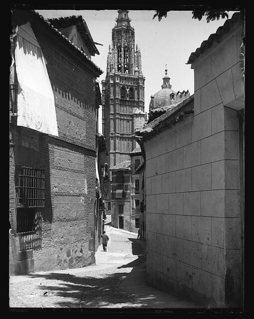 Calle de Santa Isabel con la torre de la Catedral al fondo el 24 de junio de 1901. Fotografía de Gustavo Gillman Bovet © Archivo General de la Región de Murcia, signatura FOT_NEG-108__050