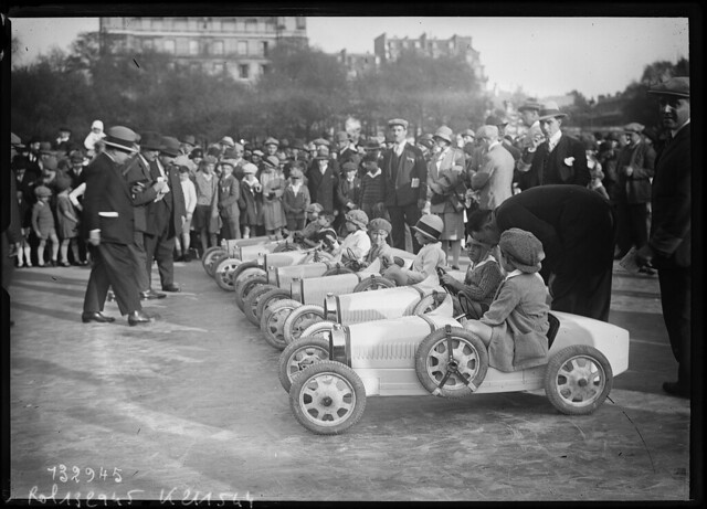 Départ des Bugatti à moteur [fête des jouets sportifs sur l'esplanade des Invalides, 1928,