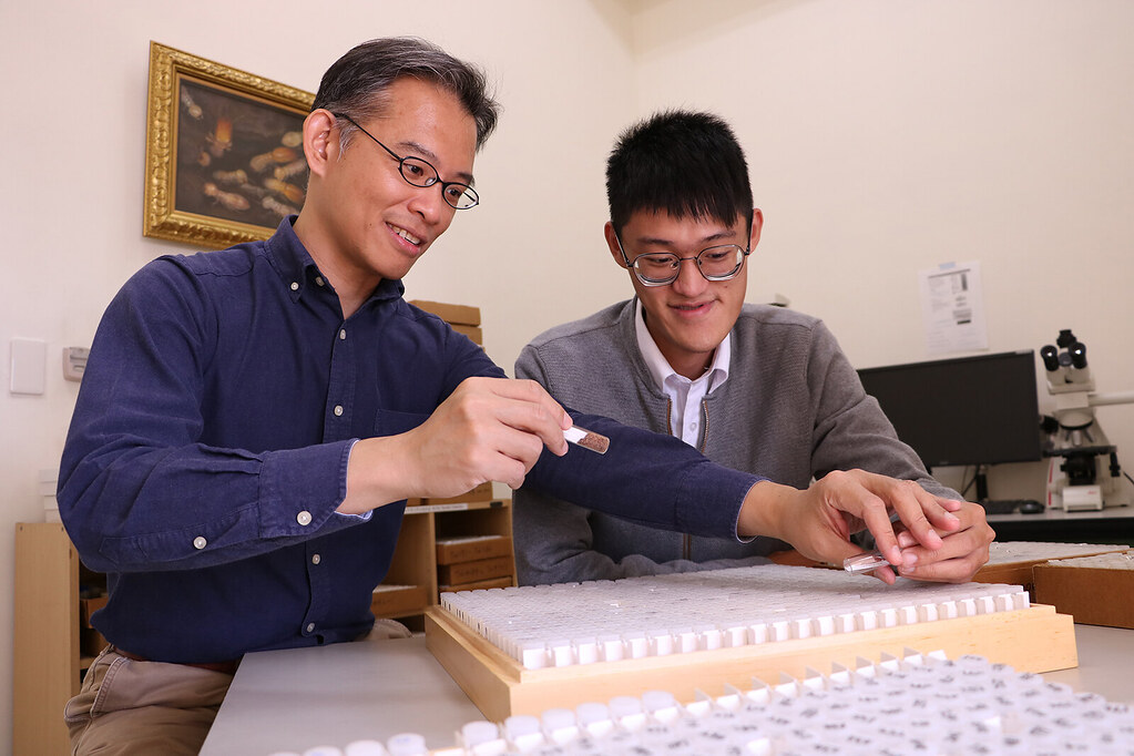 中興大學昆蟲學系教授李後鋒（左）與碩士生劉鎧源（右，研究第二作者），桌面上管子內都是甲蟲樣本。圖片來源：中興大學提供