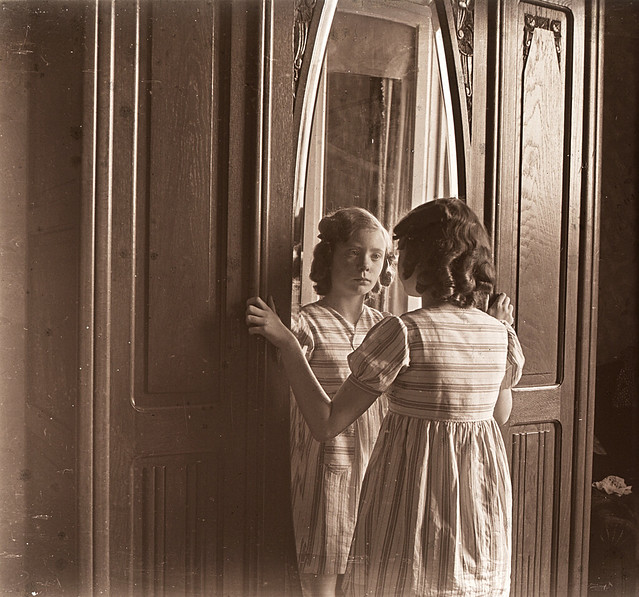 Fille unique, portrait au miroir / Only Daughter, reflection