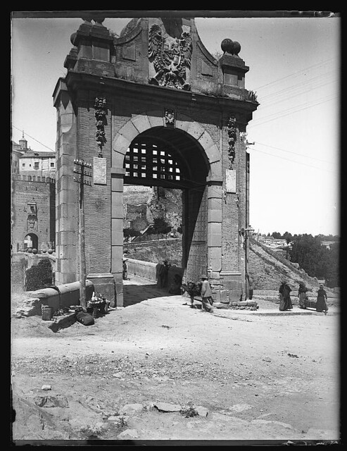Puerta exterior del Puente de Alcántara el 24 de junio de 1901. Fotografía de Gustavo Gillman Bovet © Archivo General de la Región de Murcia, signatura FOT_NEG-108_046