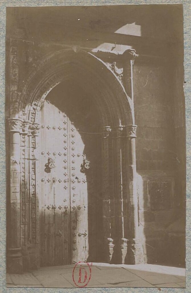 Puerta del Mollete o del Niño Perdido de la Catedral de Toledo. Álbum de Jane y Marcel Dieulafoy con fotos de Toledo hacia 1900. Institut National d’Histoire de l’Art (INHA)