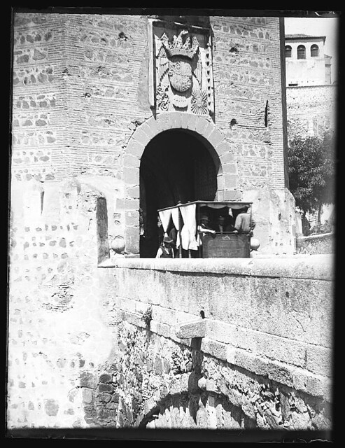 Un carruaje en el Puente de Alcántara el 24 de junio de 1901. Fotografía de Gustavo Gillman Bovet © Archivo General de la Región de Murcia, signatura FOT_NEG-108_045