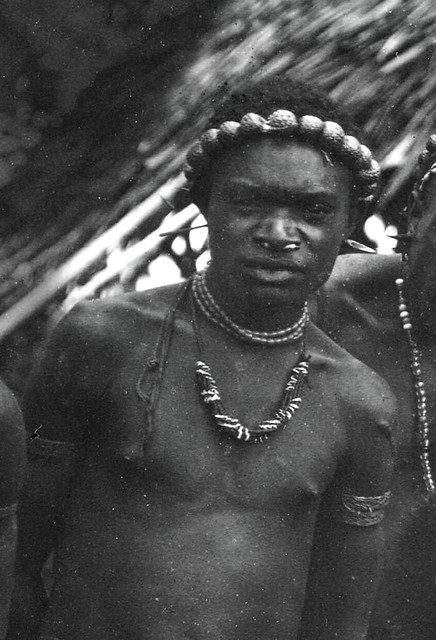 TM-30048908  Fragment 'Groepsportret Saberi Papoea mannen ca 1914'