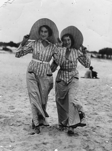 female sisters girlfriends fashion hats beach posing wear relaxed fit move state library queensland handmade burleigh heads albertine musch fredamarksnowmrsfrancis pyjamas