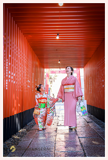 七五三　赤い鳥居の中を歩く7歳の女の子とママ