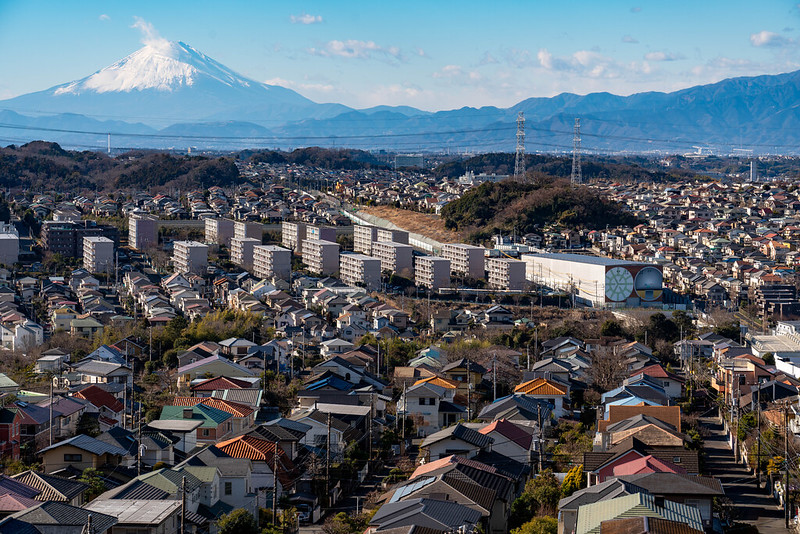 住宅街と富士山