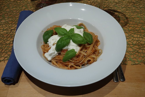 Spaghetti mit Tomatensoße, Mozzarella und Basilikum