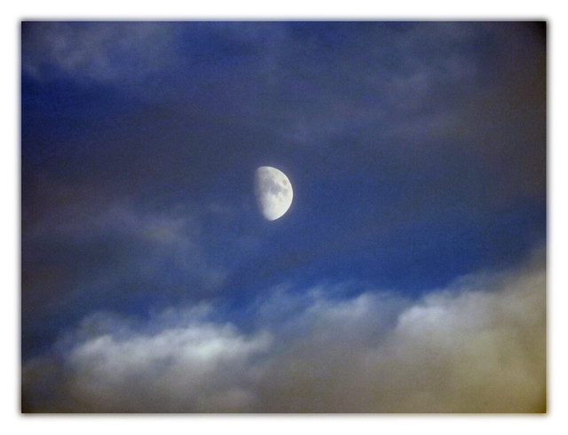 La Luna tra le nuvole (Explored!)