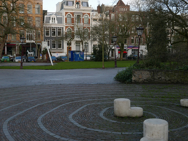 square Frederiksplein with nature and houses, in the city Amsterdam in winter; free urban photo by Fons Heijnsbroek, 2022.