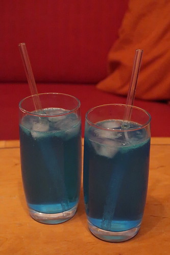 zwei Cocktails "Blue Lagoon"
