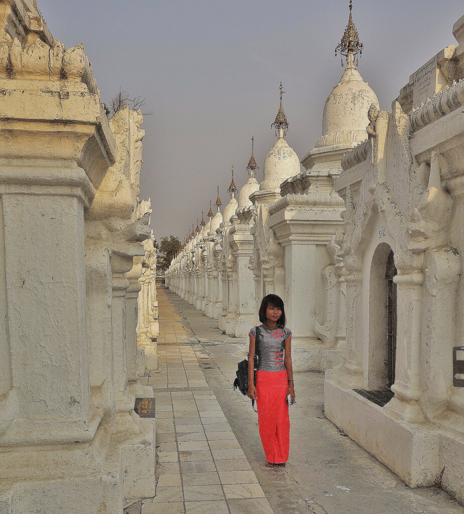 MYANMAR, Burma -  Mandalay , rund um die Kuthodaw-Pagode,  girl zwischen 729 Stupas ,, 78616/20356