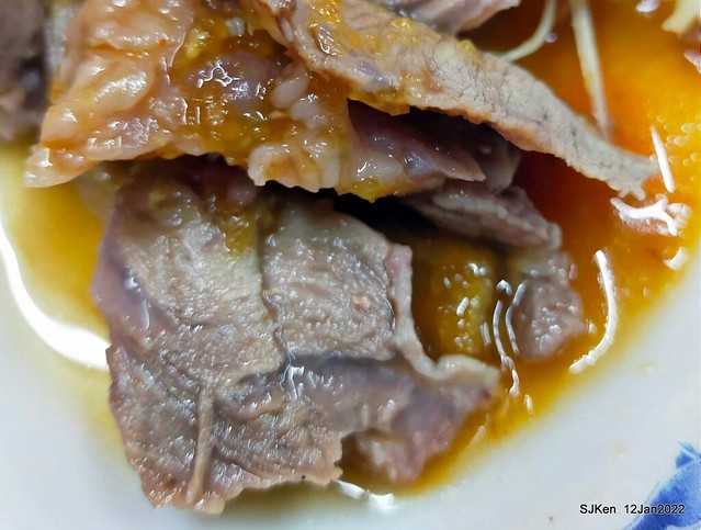 「簡記排骨酥麵」--- 蒸到香酥軟嫩入口的排骨酥湯、乾米粉與嘴邊肉。