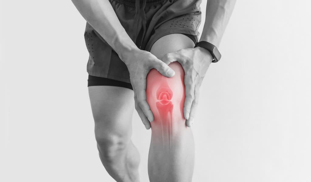 Des implants électriques pour le genou traitent l'arthrose