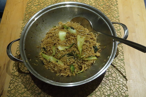 Gelungene Resteverwertung: Pak Choi, Sprossen und Frühlingszwiebeln asiatisch scharf gewürzt mit Basmati-Reis im Wok