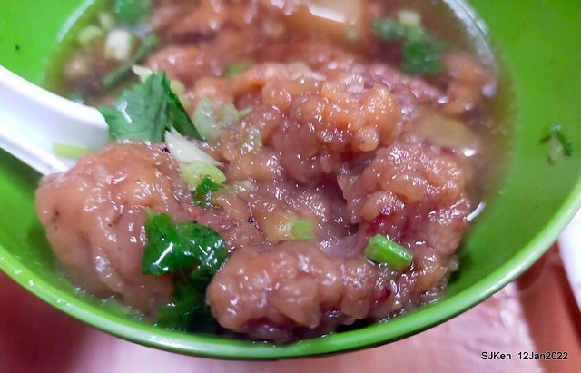 「簡記排骨酥麵」--- 蒸到香酥軟嫩入口的排骨酥湯、乾米粉與嘴邊肉。