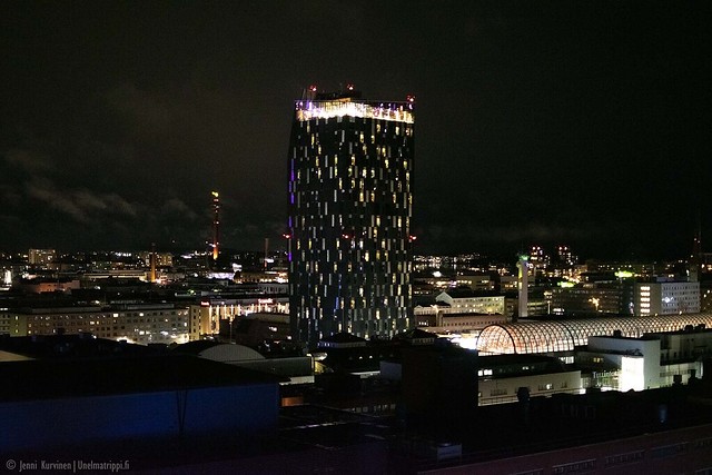 Torni-hotelli yöllä Tampereella