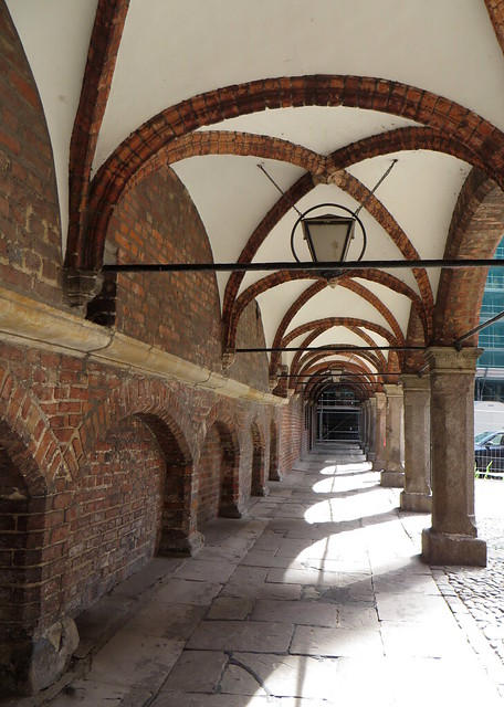 Arcades donnant sur le chevet de la Marienkirche, Kanzleigebaüde, 1485, Breite Straße et Mengstraße, Lübeck, Schleswig-Holstein, Allemagne.