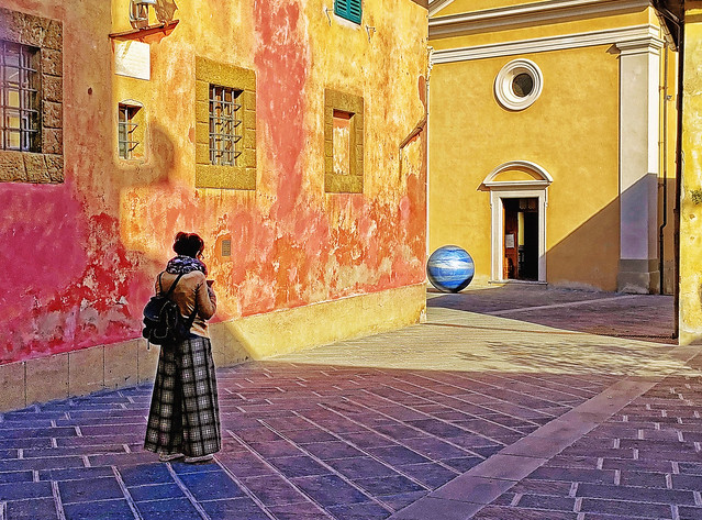 Ghizzano e i suoi colori (Davanti alla chiesetta l’opera «SolidSky», Alicja Kwade)