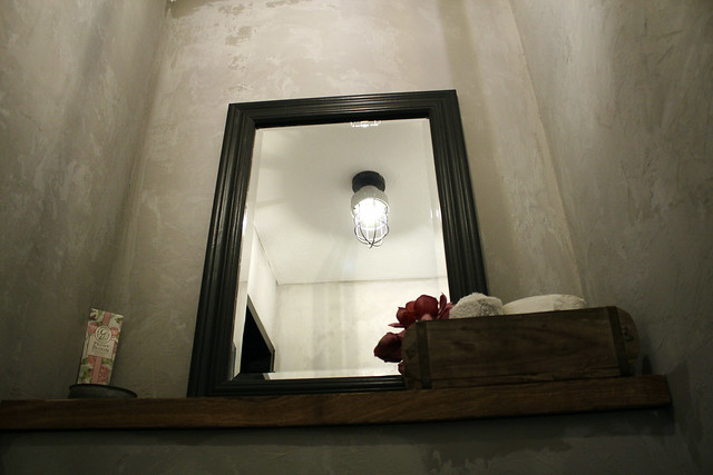 Marrakech walls muren landelijk toilet houten plank steenmal zwarte spiegel