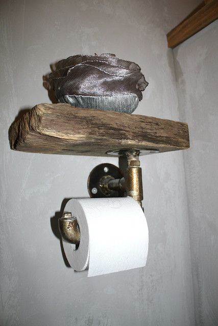 Landelijk houten wc rolhouder