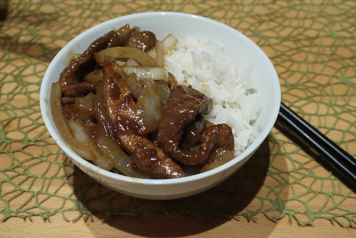 Rindfleisch mit Zwiebeln zu Basmati-Reis (mein erstes Schüsselchen)