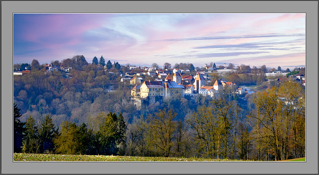 Ein Blick von oberhalb Wernstein am Inn OÖ. auf die Bayerische Seite. Hoch über dem Inn befindet sich das Schloss Neuburg, dessen Ursprung in das 11. Jahrhundert reicht. Neuburg liegt in der Region Donau-Wald, der Inn ist die Grenze zu Oberösterreich