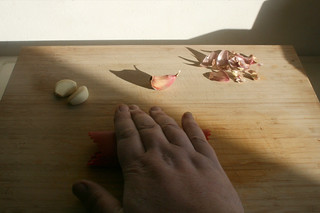 05 - Peel garlic cloves / Knoblauchzehen schälen
