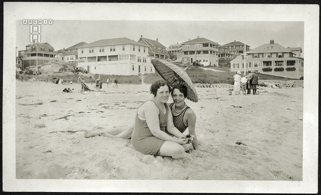 ArchivTappen26Album15w676 Frauen am Sandstrand, Beach Gloucester MA, USA, 1920er