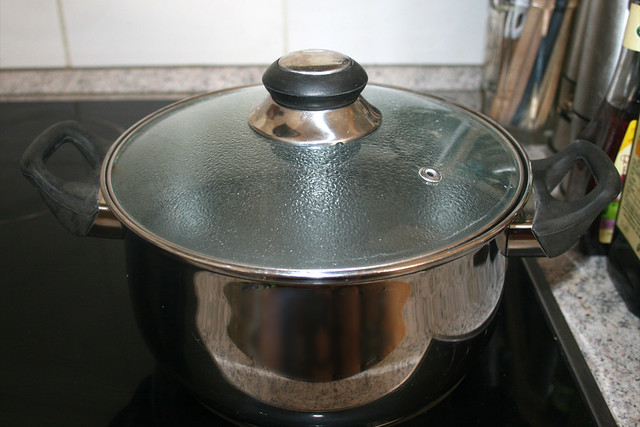 02 - Bring water in pot to a boil / Topf mit Wasser aufsetzen