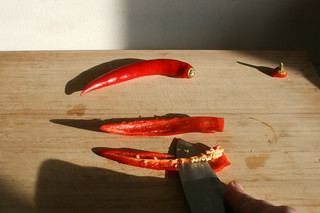 03 - Decore chilis / Chilis entkernen