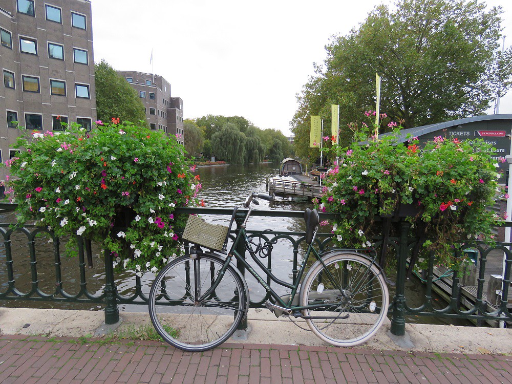 amsterdam-pyora-kanaalin-varrella